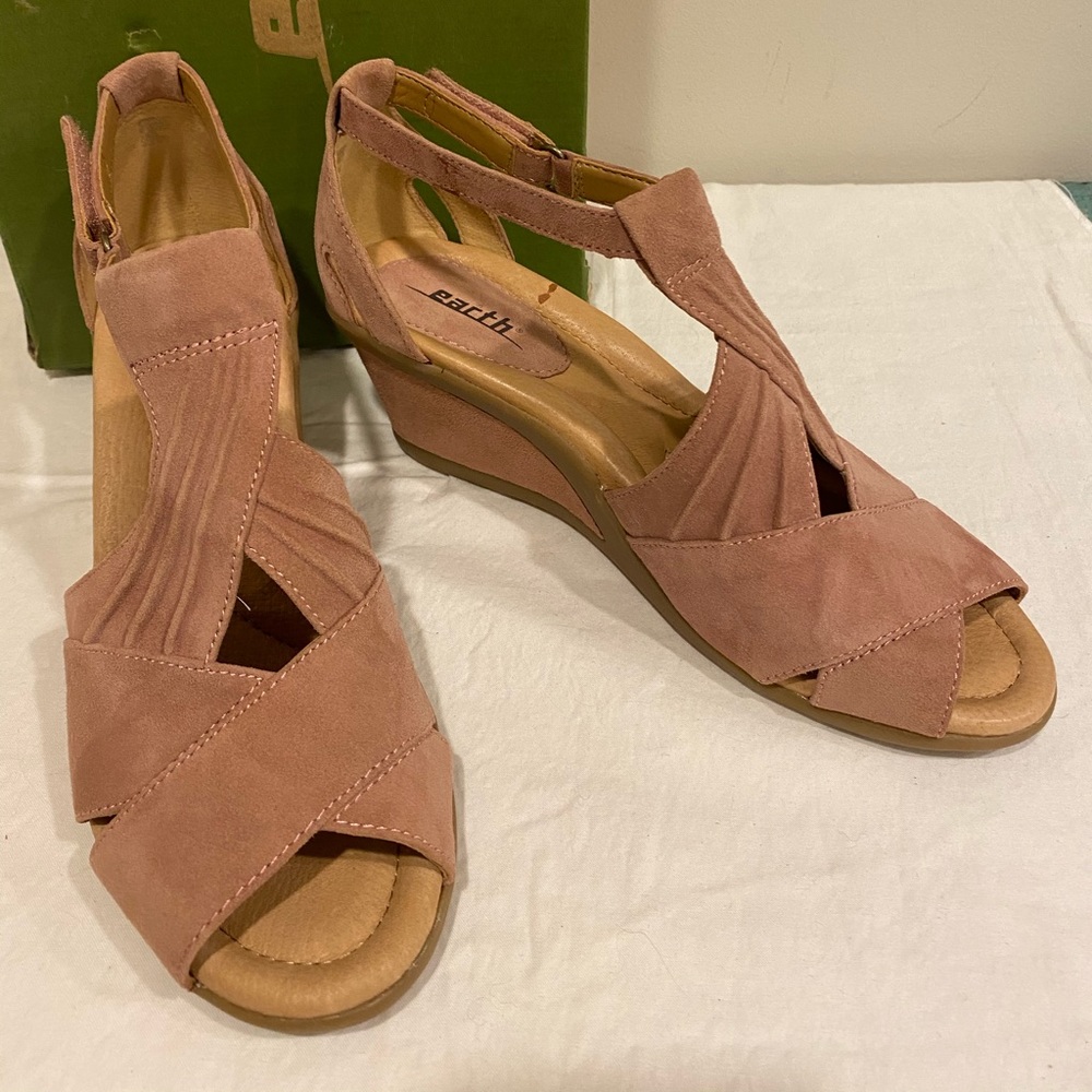 Earth wedges blush suede 9